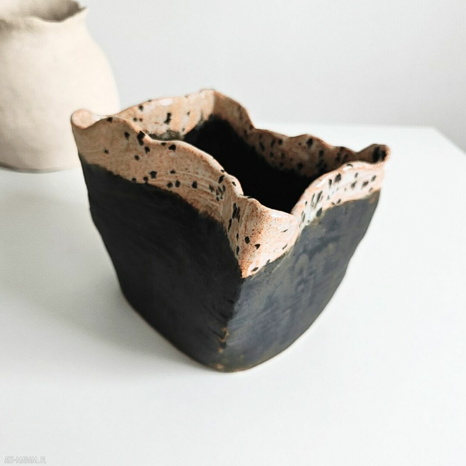 Ręcznie lepiona ceramiczna osłonka na doniczkę