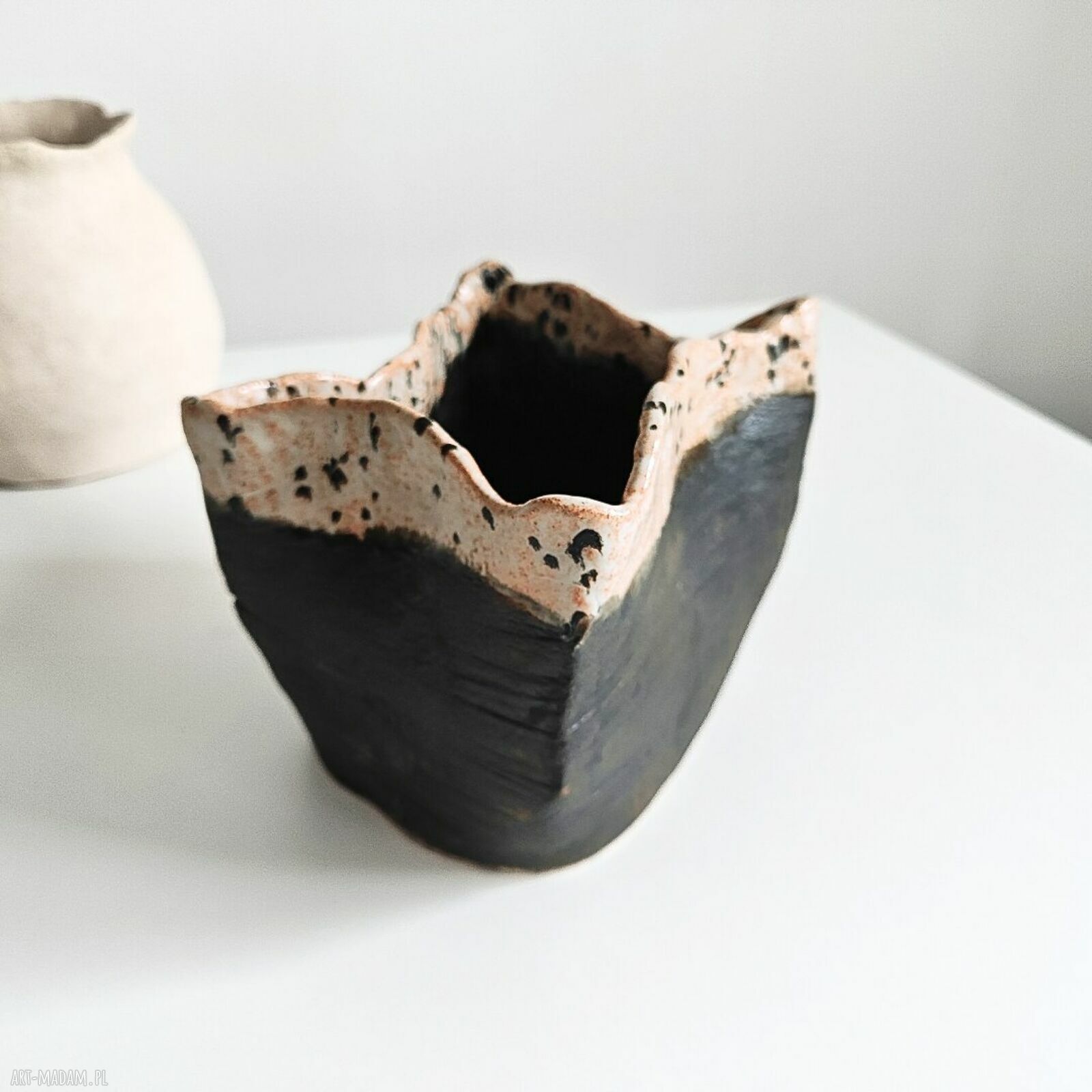 Ręcznie lepiona ceramiczna osłonka na doniczkę