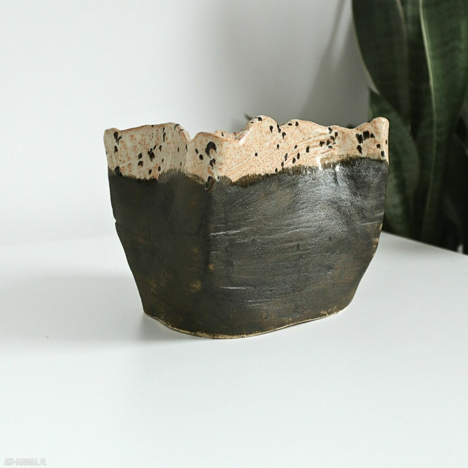 Ręcznie lepiona ceramiczna osłonka na doniczkę