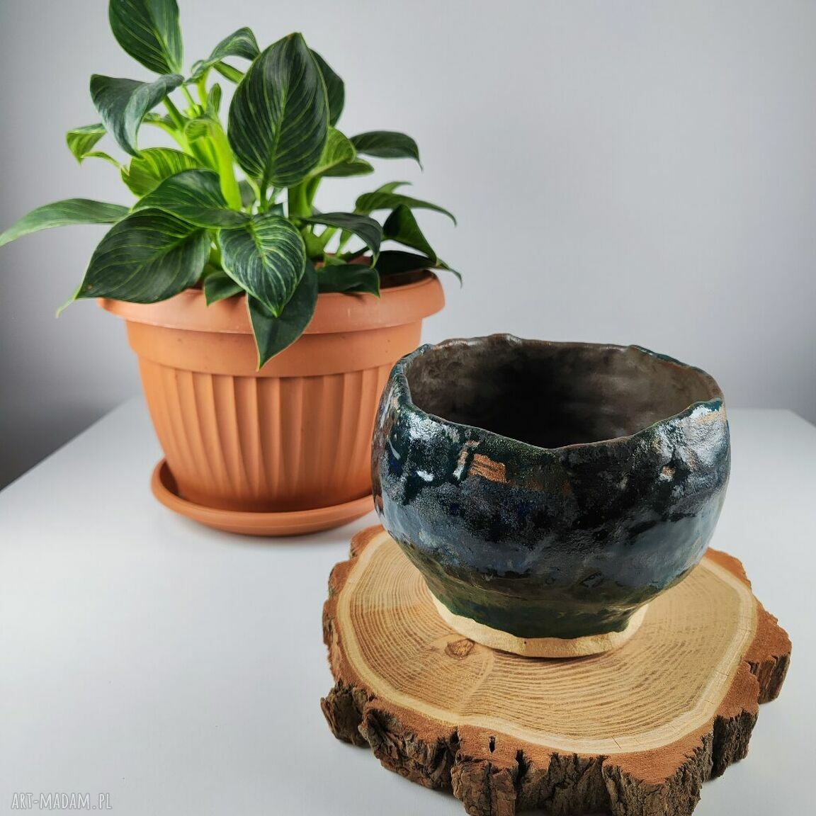 Ceramiczna osłonka na doniczkę - ręcznie lepiona z gliny szamotowej