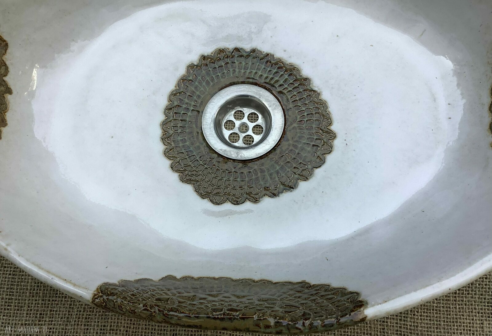 Owalna umywalka ceramiczna nablatowa - ręcznie szkliwiona z koronkowymi zdobieniami