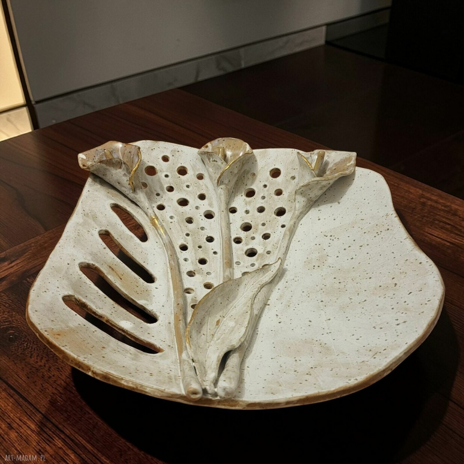Ceramiczna patera z motywem kwiatowym i kintsugi - rękodzieło Art by Leika