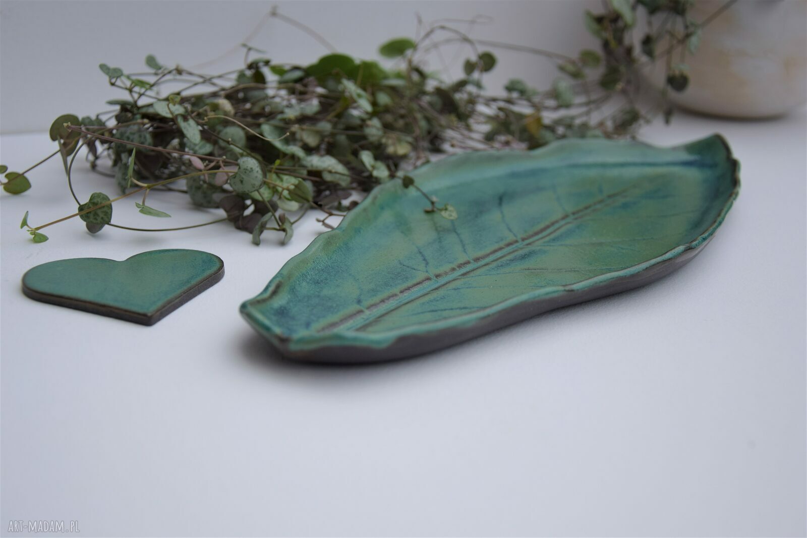 Ceramiczna patera - talerz w kształcie liścia do serwowania i dekoracji