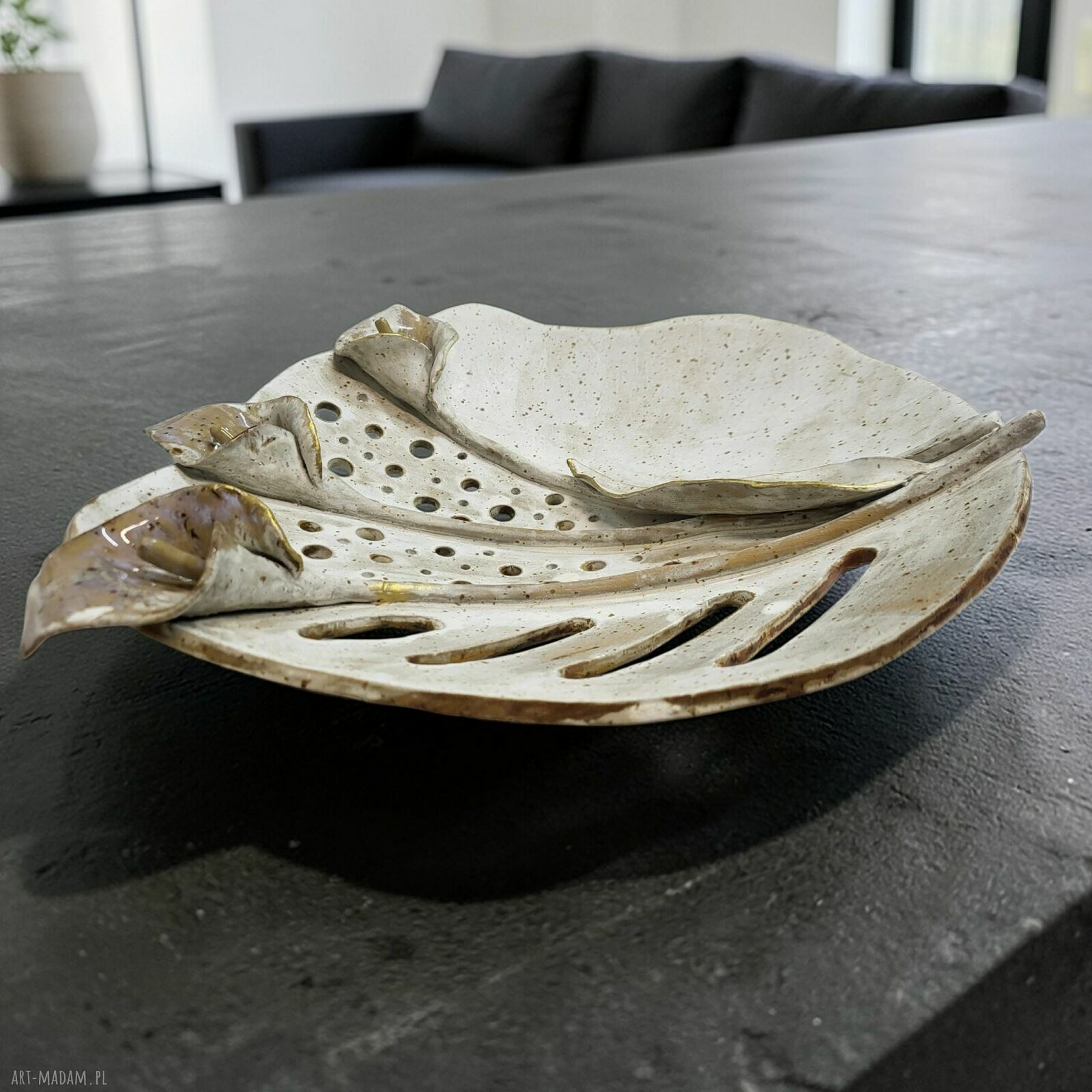 Ceramiczna patera z motywem kwiatowym i kintsugi - rękodzieło Art by Leika