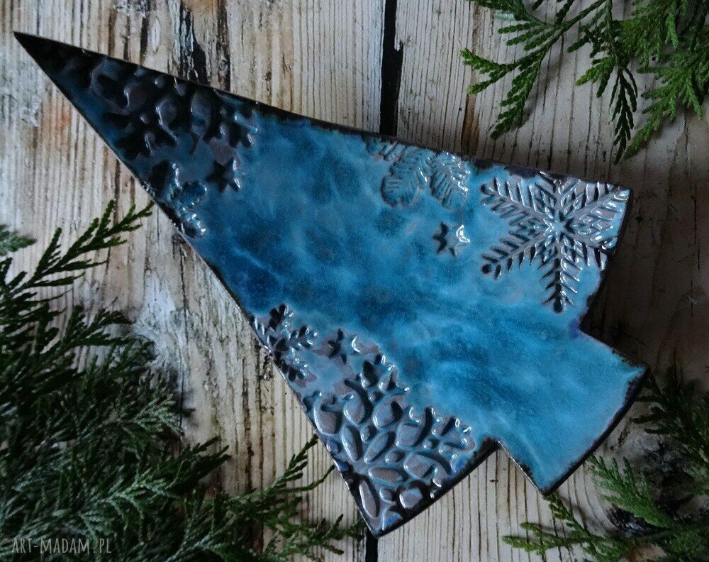 Ceramiczna patera choinka z turkusowym szkliwem i śnieżynkami
