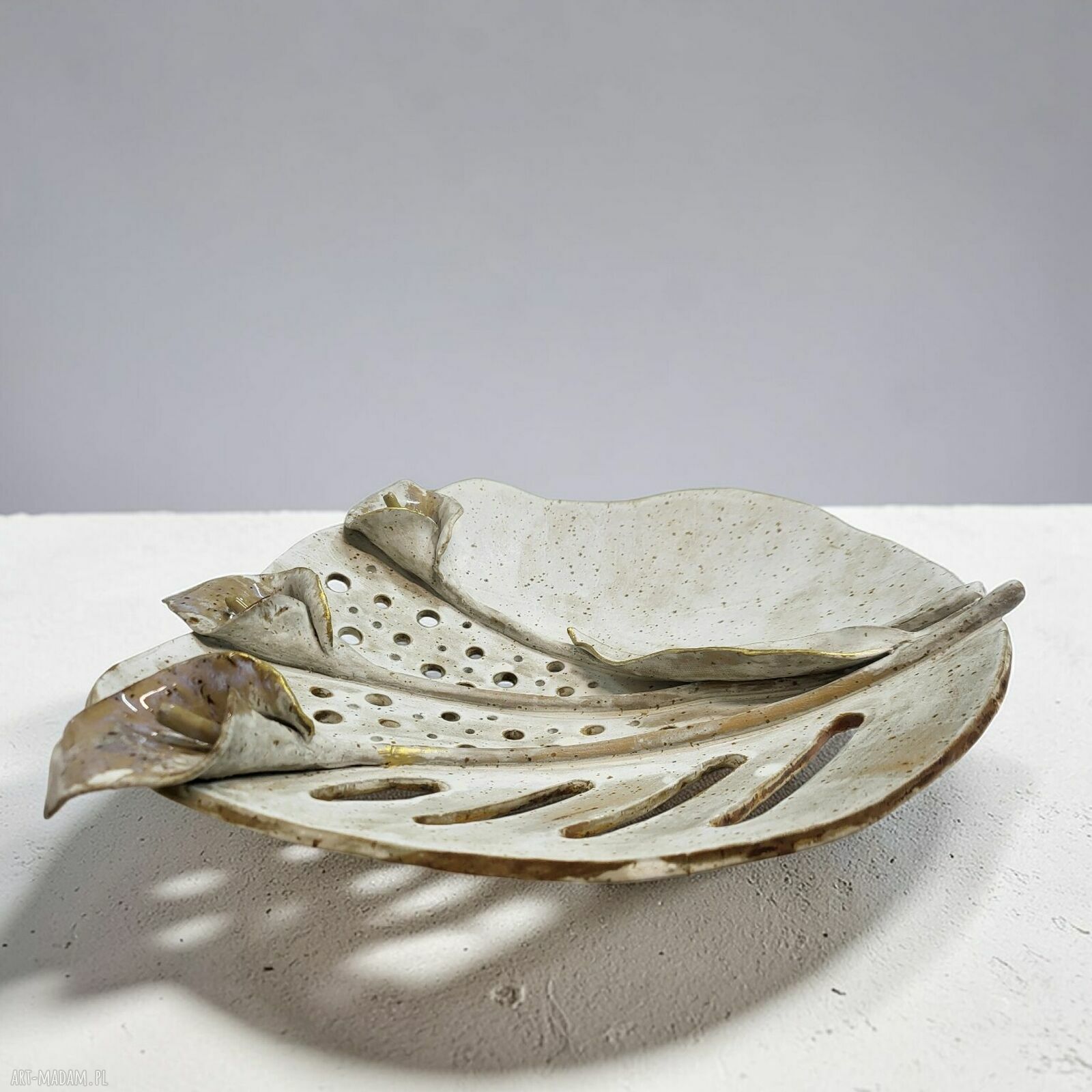 Ceramiczna patera z motywem kwiatowym i kintsugi - rękodzieło Art by Leika