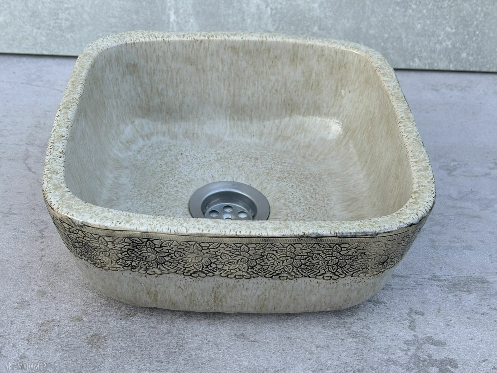 Ręcznie wykonana umywalka ceramiczna nablatowa w kolorze beżowym z motywem roślinnym