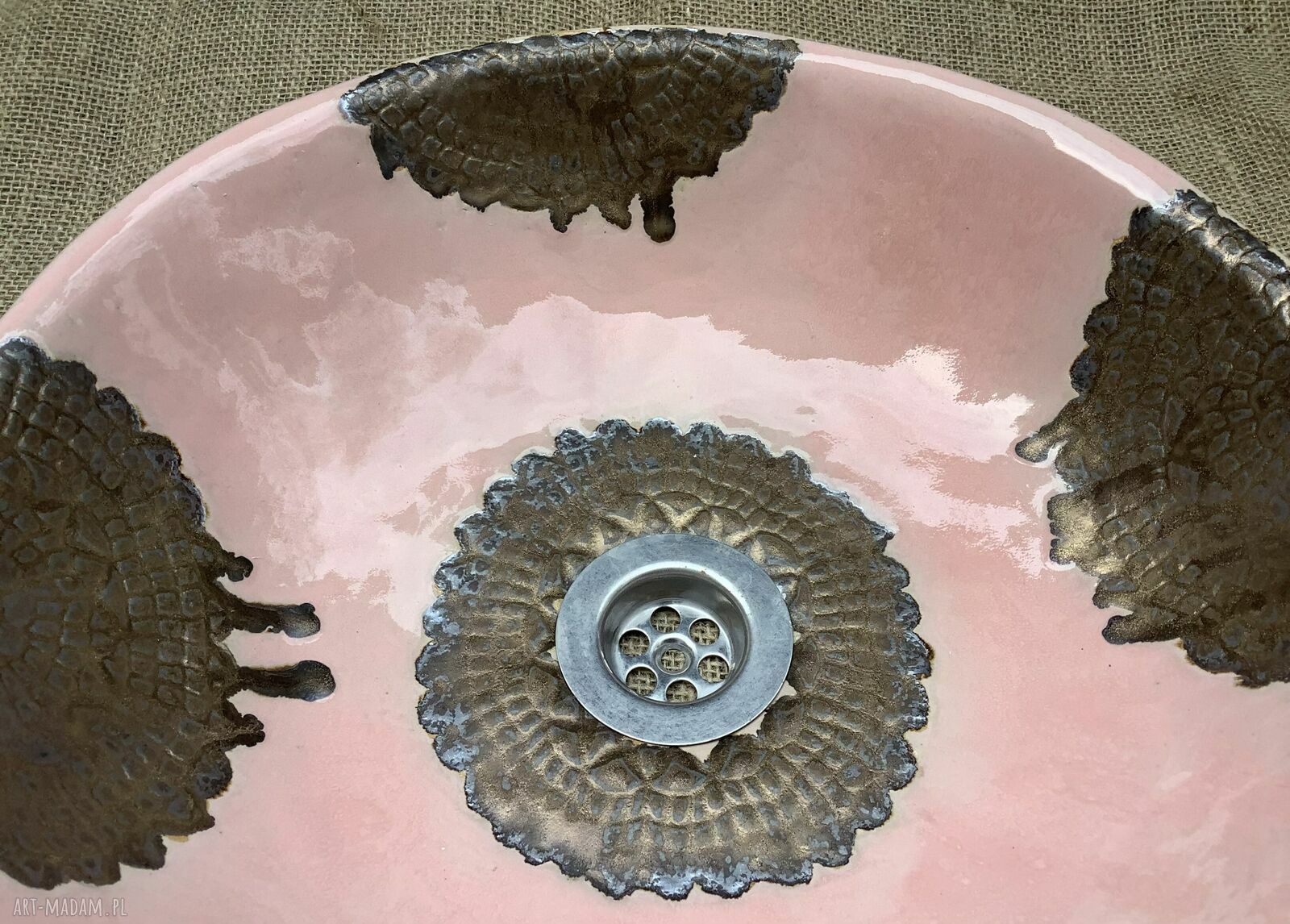 Różowa umywalka ceramiczna nablatowa - ręcznie robiona z koronkowym zdobieniem