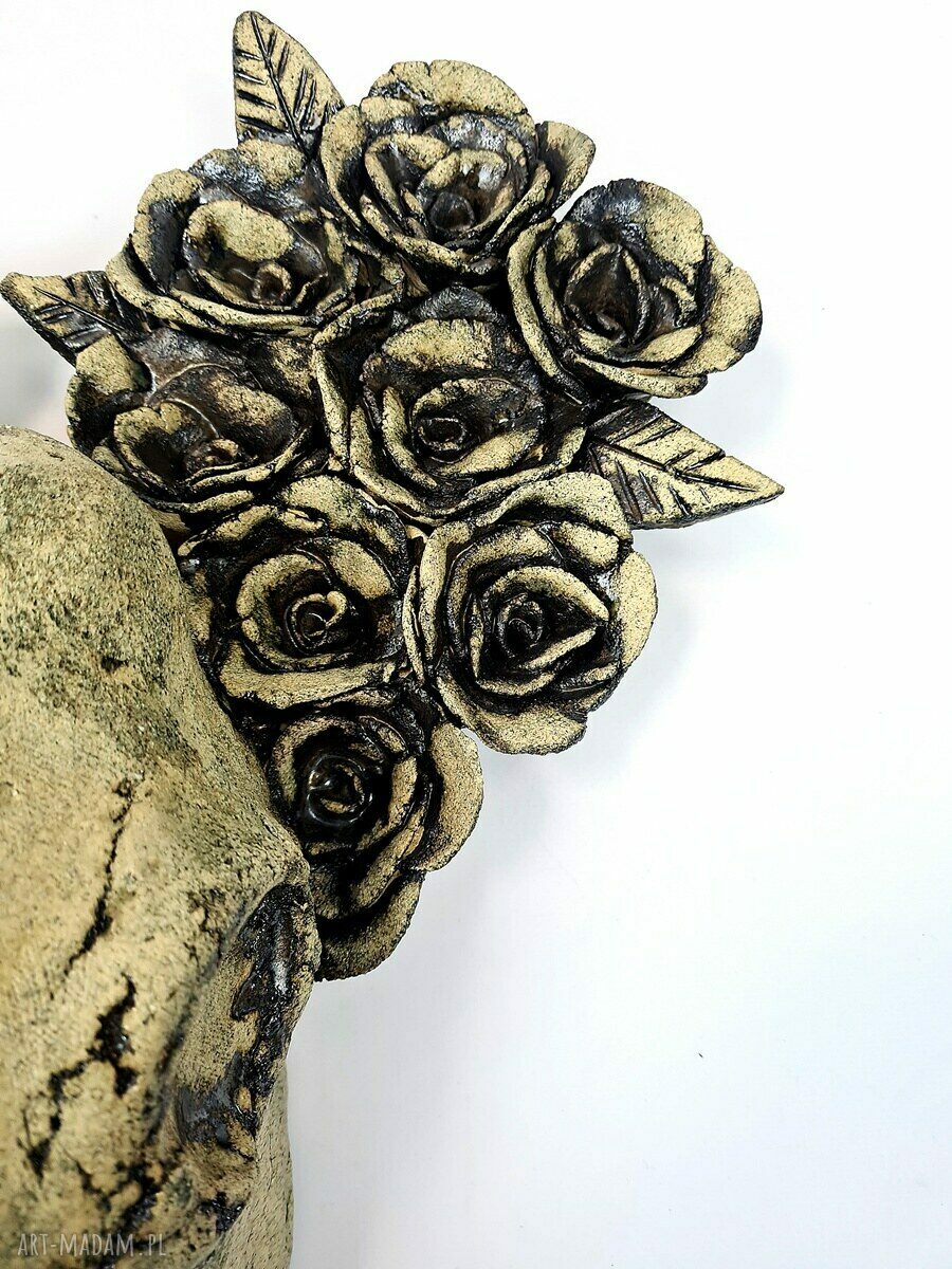 Rzeźba ceramiczna - dekoracja ścienna z czaszką i różami