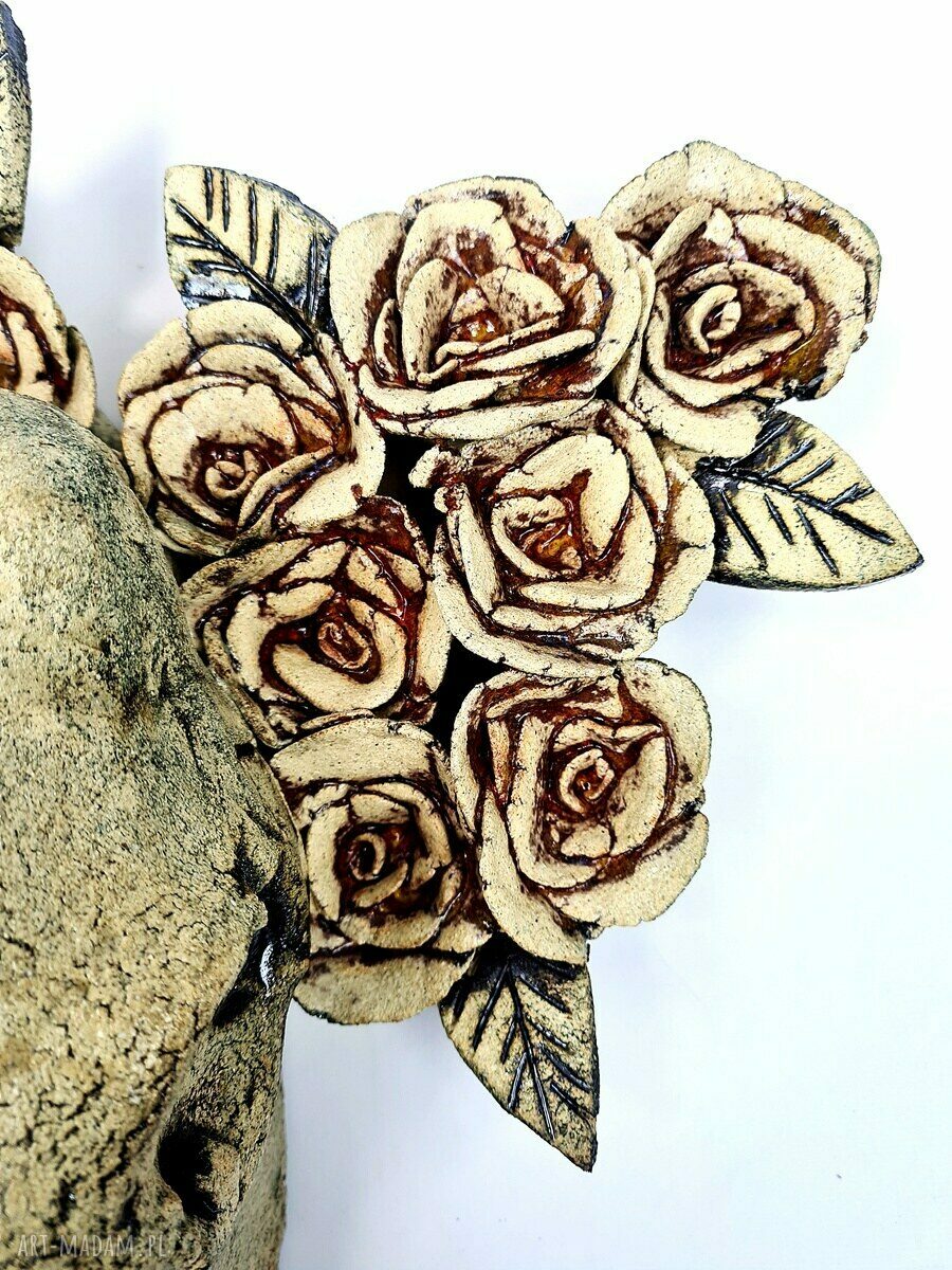Rzeźba ceramiczna - dekoracja ścienna: Czaszka z różami