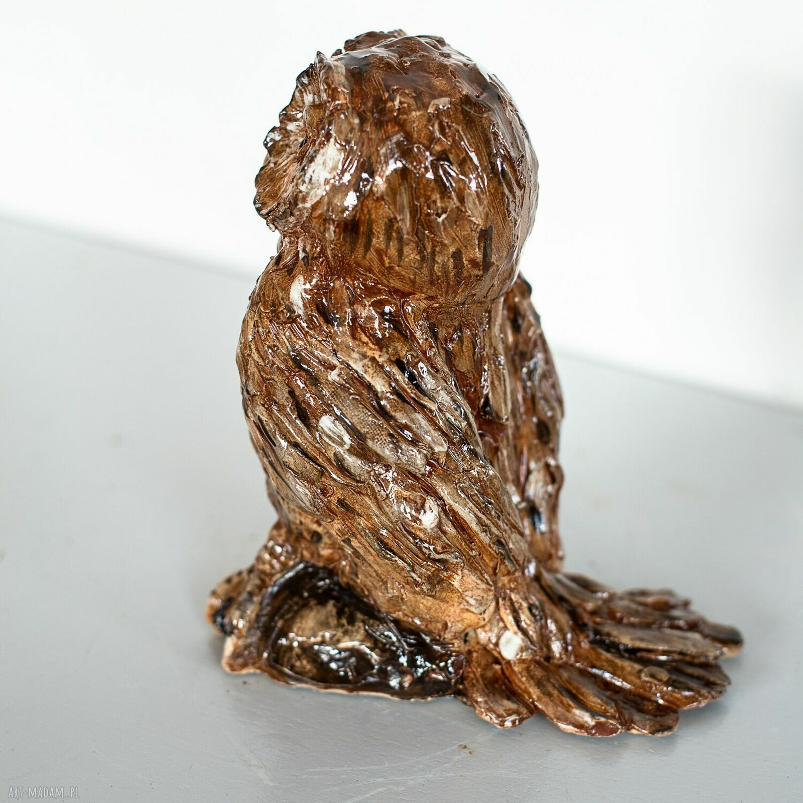 Sowa ceramiczna do książek - ręcznie wykonana figurka w ciepłych brązach