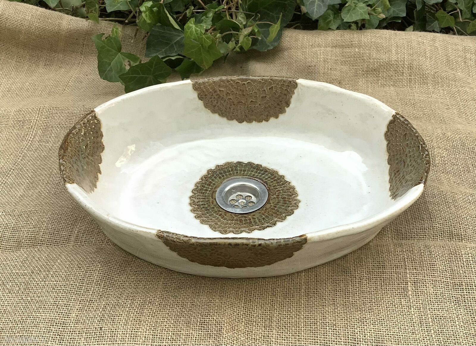 Owalna umywalka ceramiczna nablatowa - ręcznie szkliwiona z koronkowymi zdobieniami