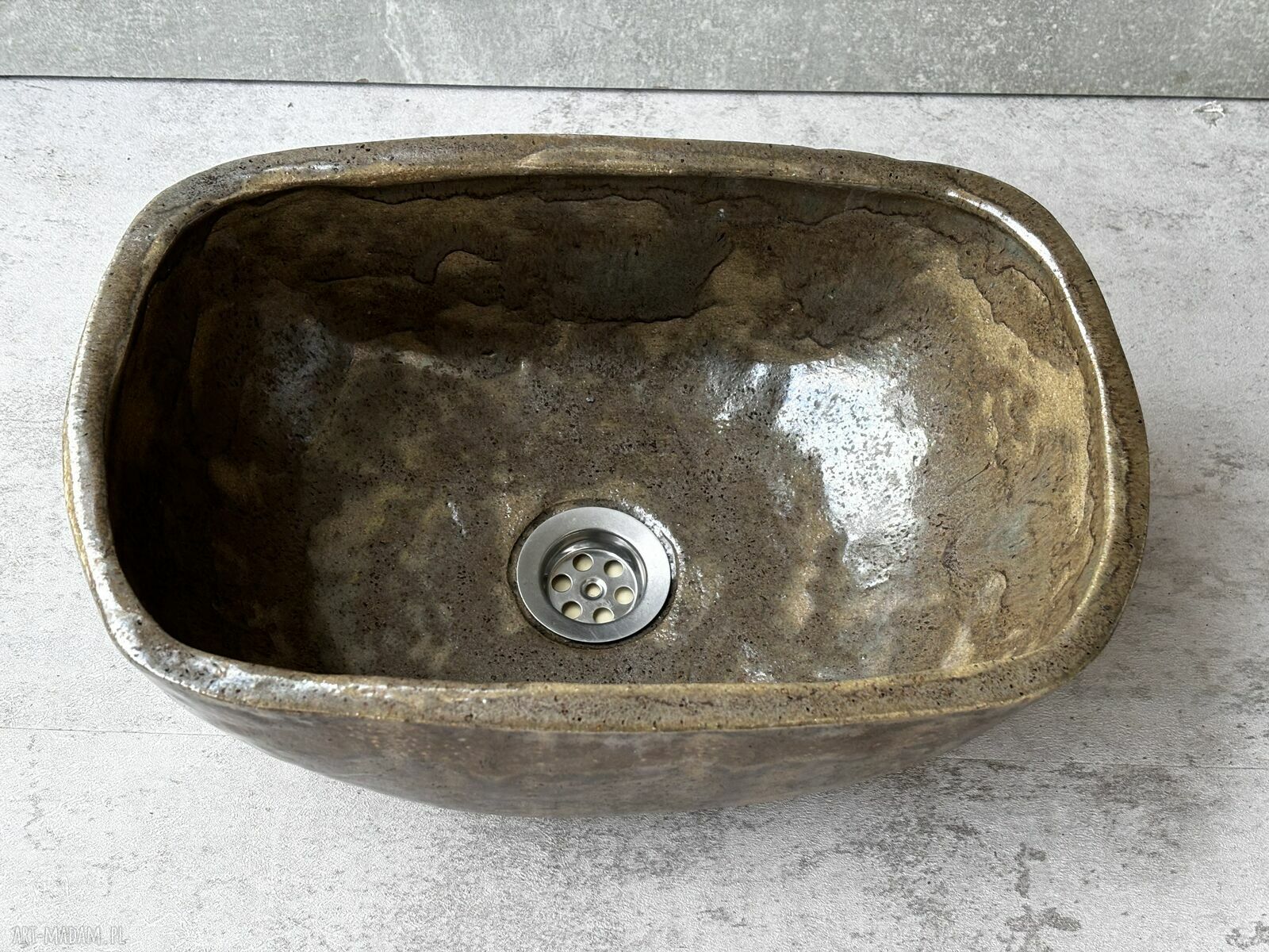 Ręcznie wykonana umywalka ceramiczna w stylu rustykalnym