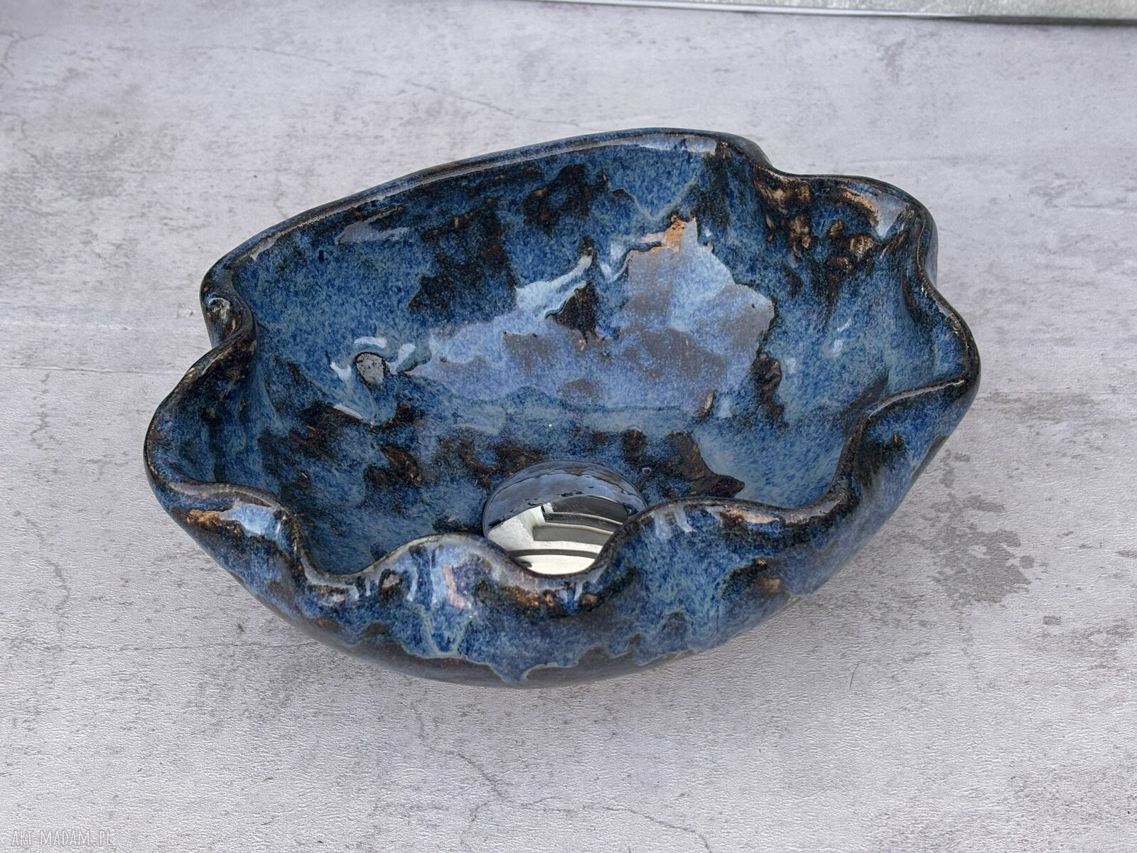 Ręcznie robiona umywalka ceramiczna w kształcie muszelki