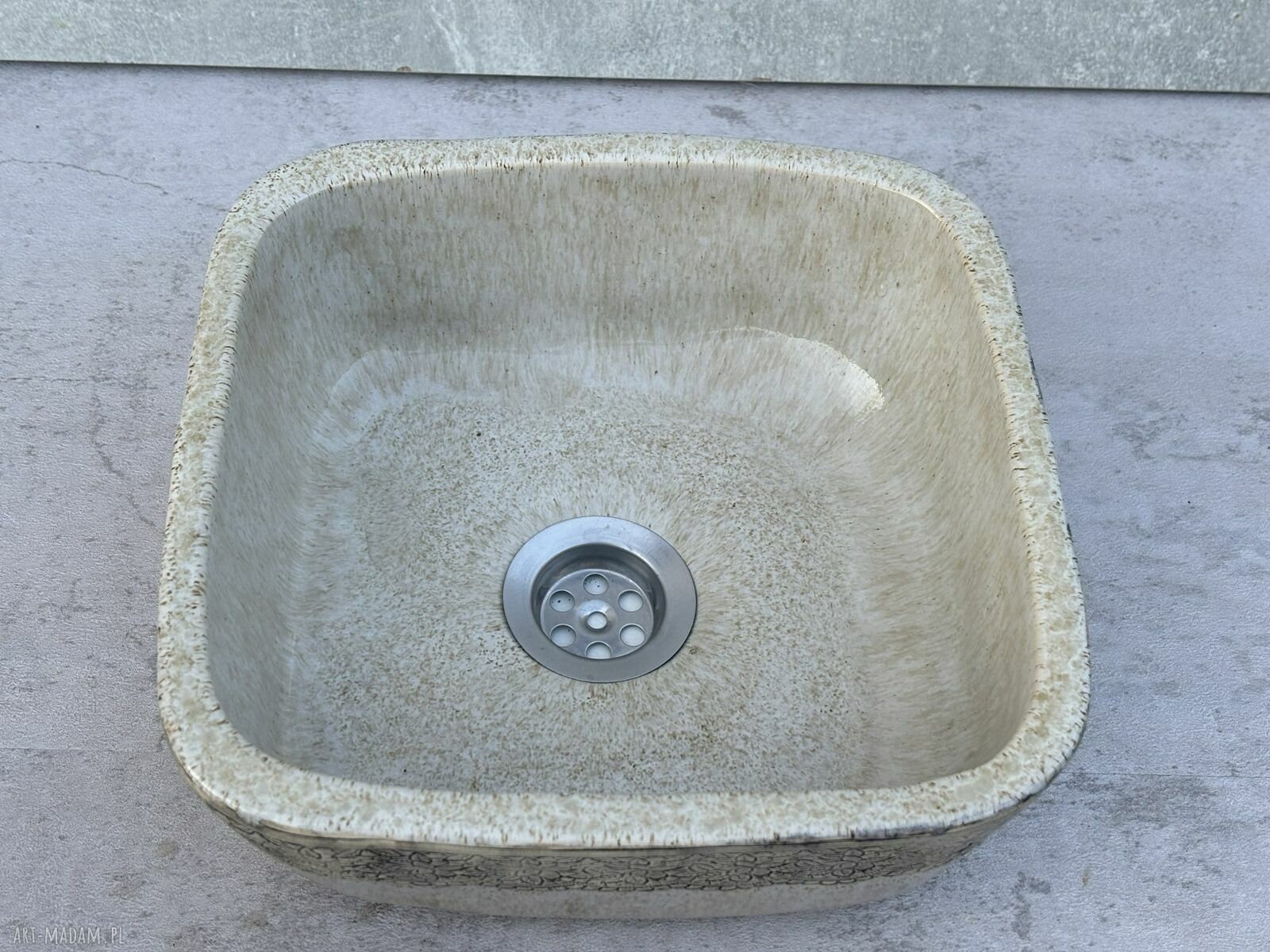 Ręcznie wykonana umywalka ceramiczna nablatowa w kolorze beżowym z motywem roślinnym