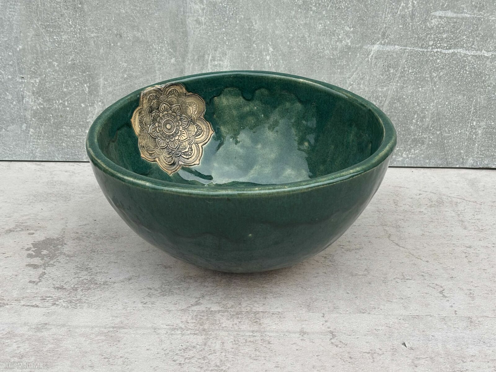 Zielona ceramiczna umywalka handmade w stylu boho z ozdobną mandalą