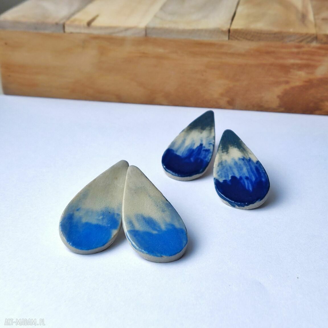Kolczyki ceramiczne „Kobaltowe fale” - ocean w odcieniach błękitu i beżu