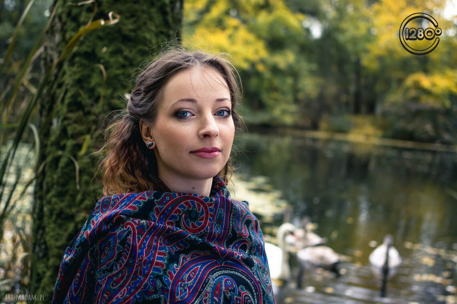Ceramiczne kolczyki sztyfty w kształcie dymka komiksowego - białe z kolorowymi plamkami