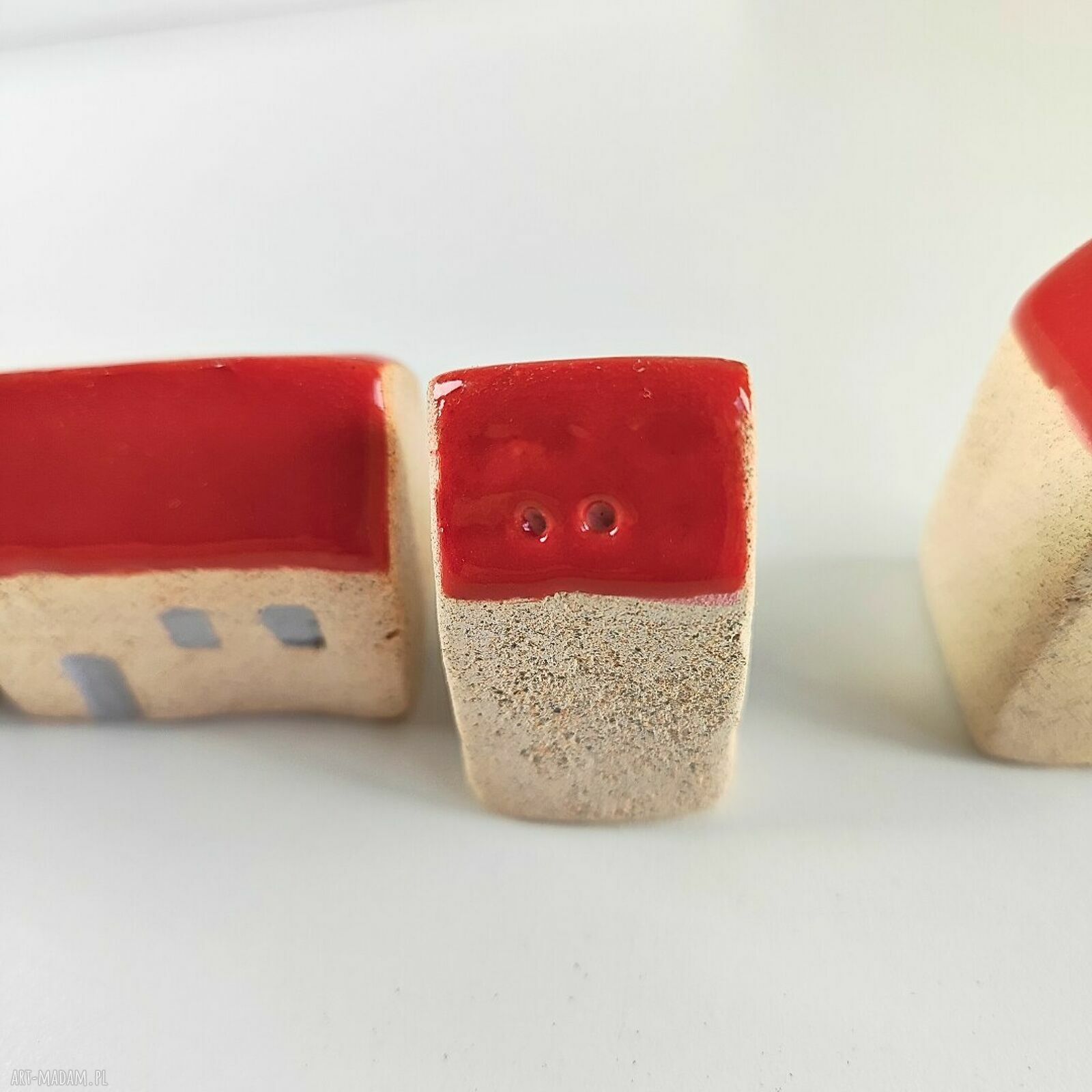 Zestaw 5 ceramicznych domków do dekoracji - szamot i czerwone dachy