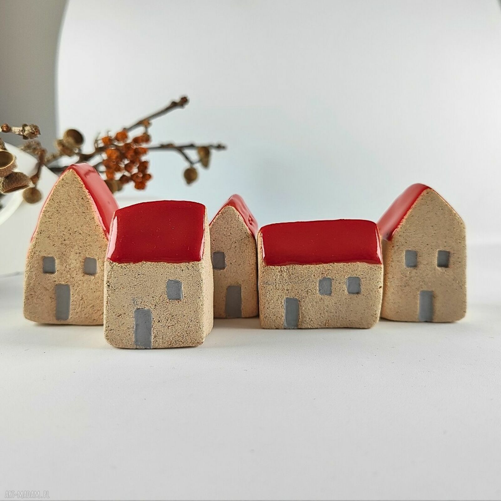 Zestaw 5 ceramicznych domków do dekoracji - szamot i czerwone dachy