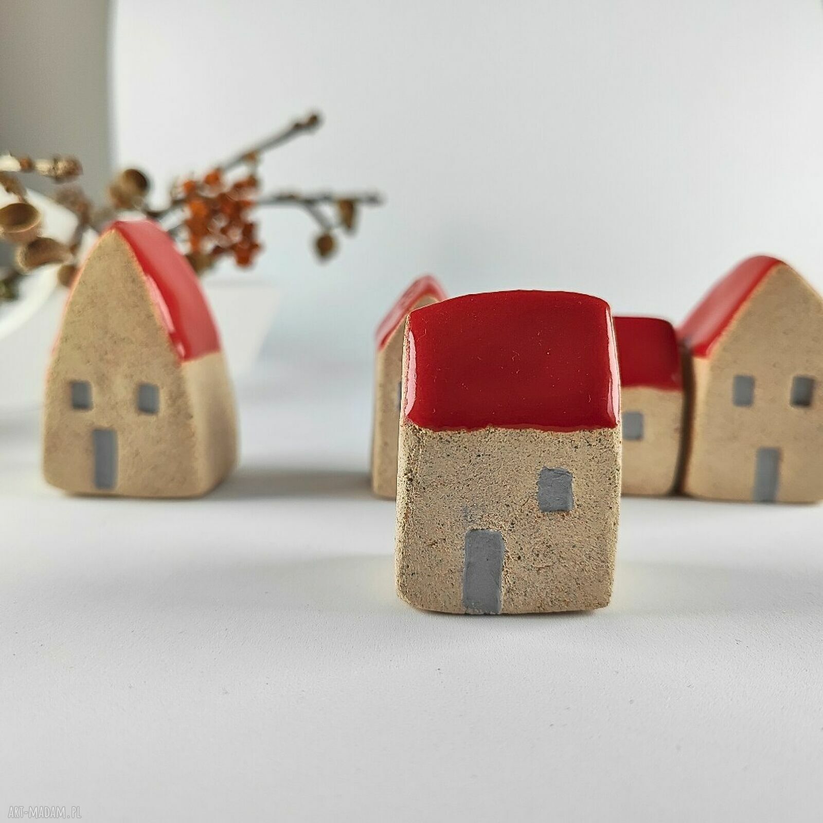 Zestaw 5 ceramicznych domków do dekoracji - szamot i czerwone dachy