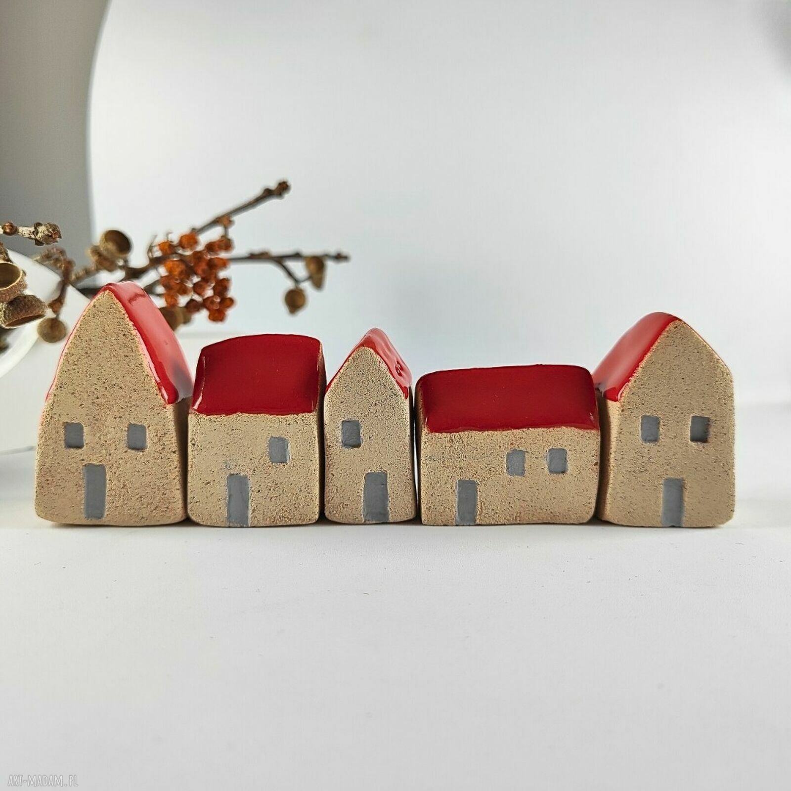 Zestaw 5 ceramicznych domków do dekoracji - szamot i czerwone dachy
