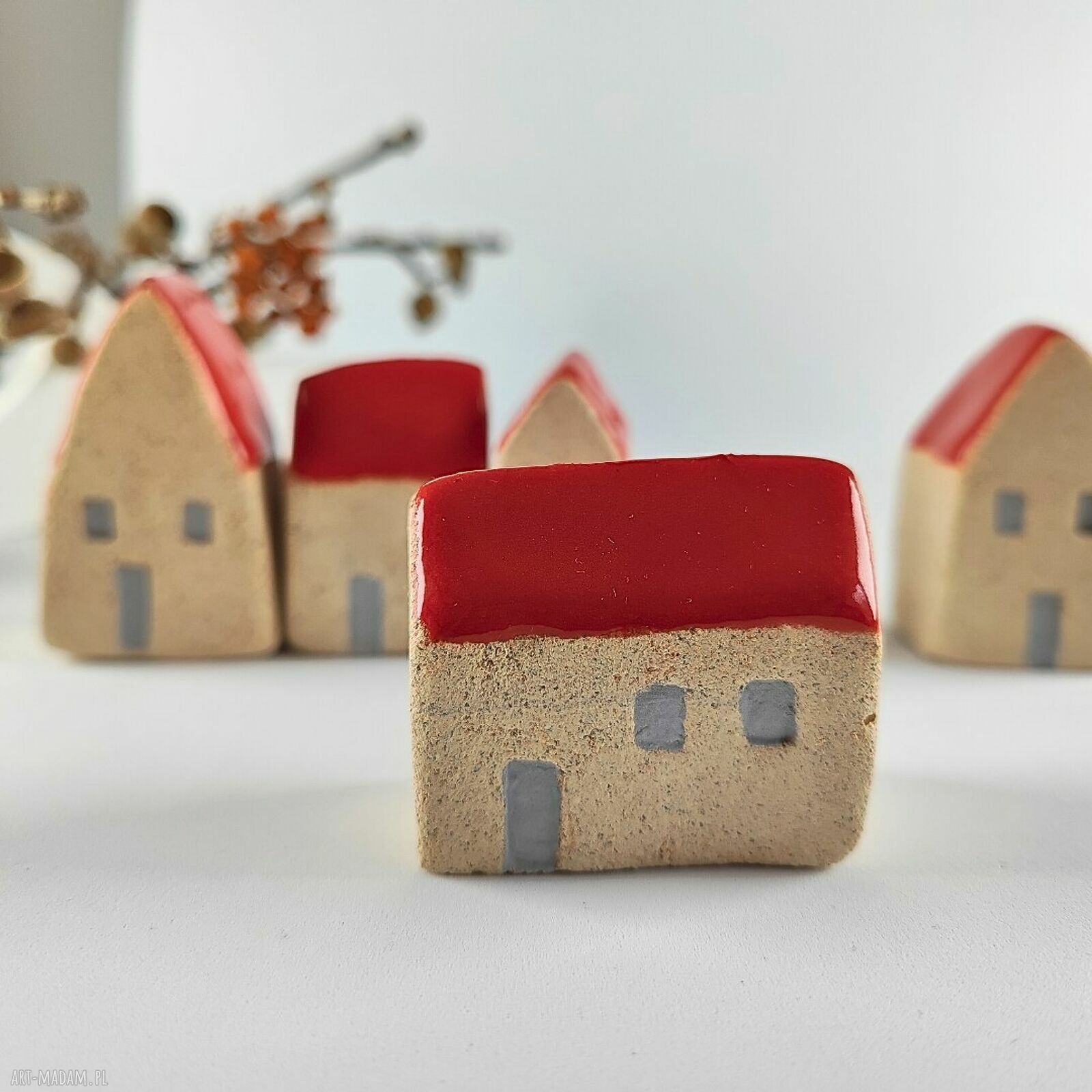 Zestaw 5 ceramicznych domków do dekoracji - szamot i czerwone dachy