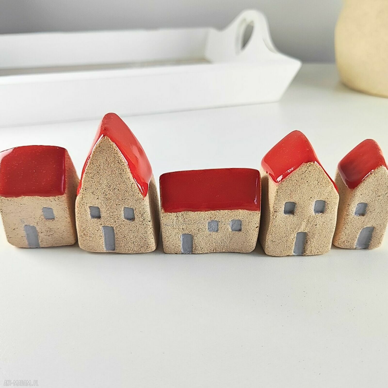 Zestaw 5 ceramicznych domków do dekoracji - szamot i czerwone dachy