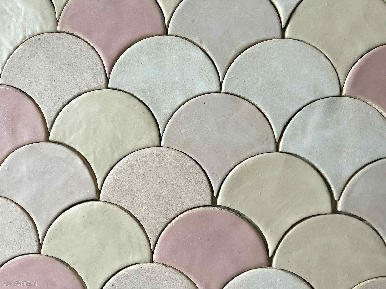 Kafle ceramiczne "Gra w różowe" - rybia łuska w bieli, kremie i jasnym różu