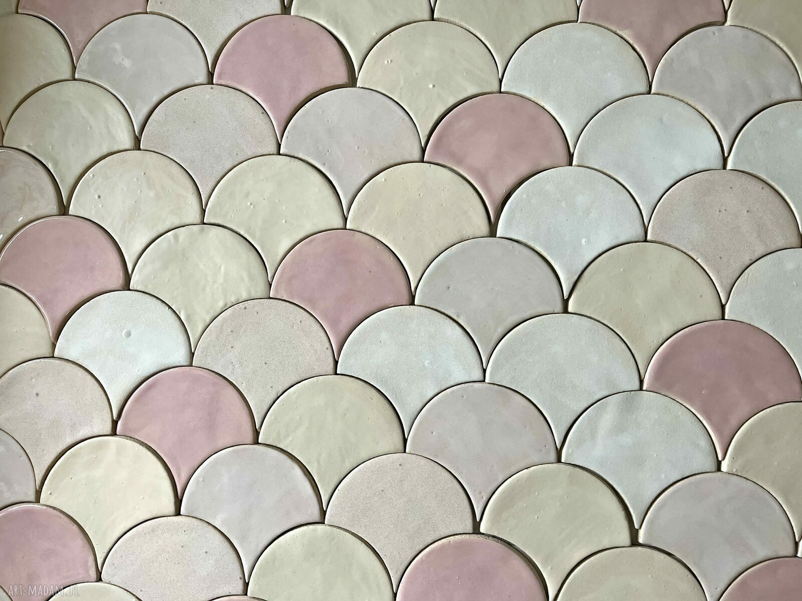 Kafle ceramiczne "Gra w różowe" - rybia łuska w bieli, kremie i jasnym różu