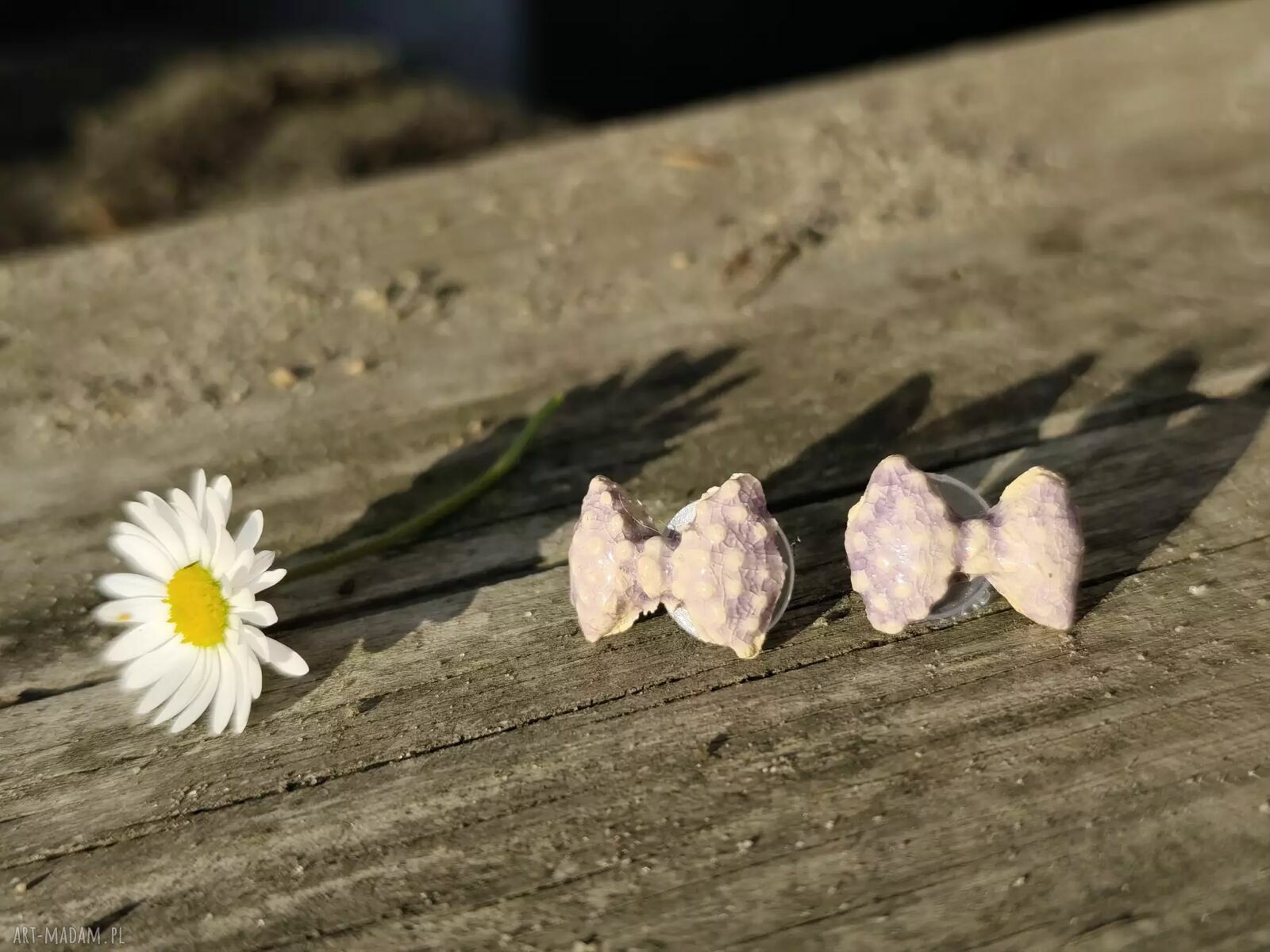 Jasnoróżowe kolczyki ceramiczne w kształcie kokardek