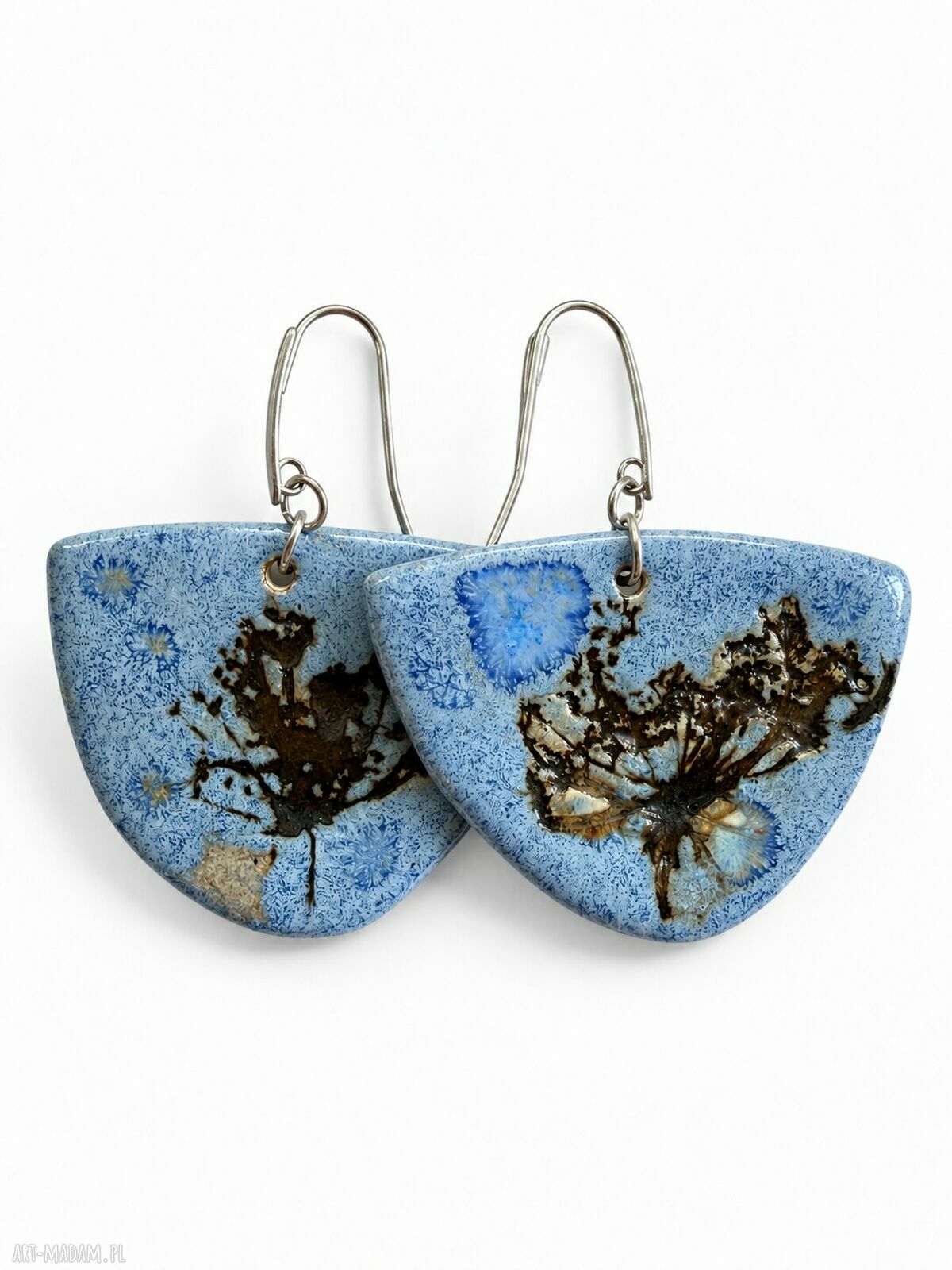 Niebieskie ceramiczne kolczyki handmade z kwiatowym motywem