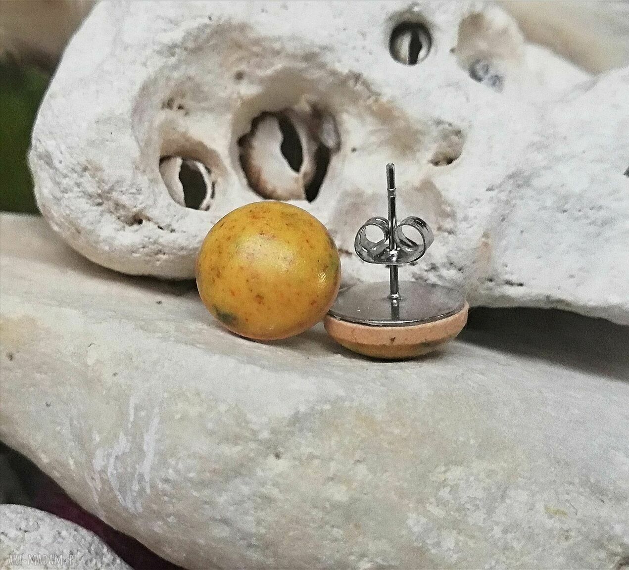 Musztardowe ceramiczne kolczyki sztyfty Gaia ceramika