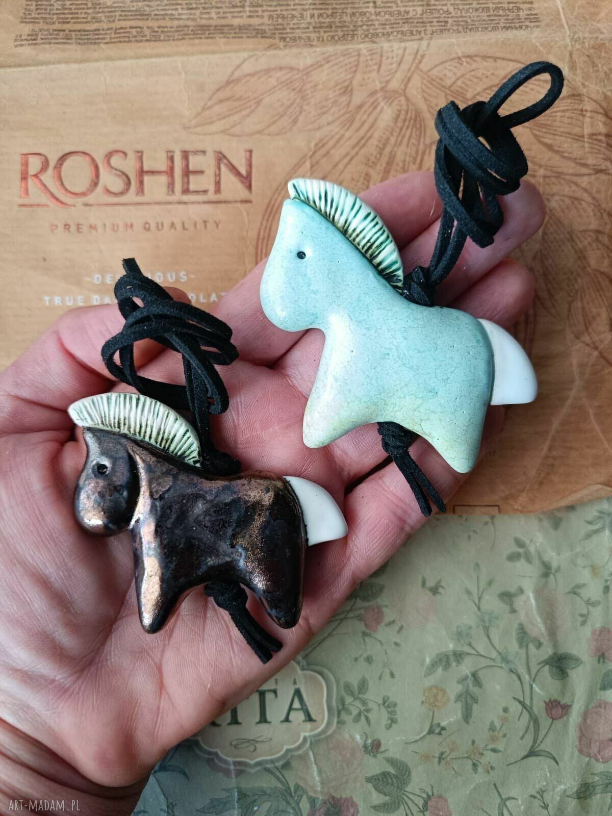 Ceramiczne wisiorki z motywem konika