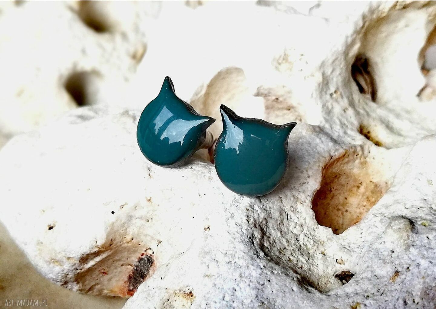 Zielone ceramiczne koty na antyalergicznych sztyftach - kolczyki wkrętki dla miłośniczek kotów