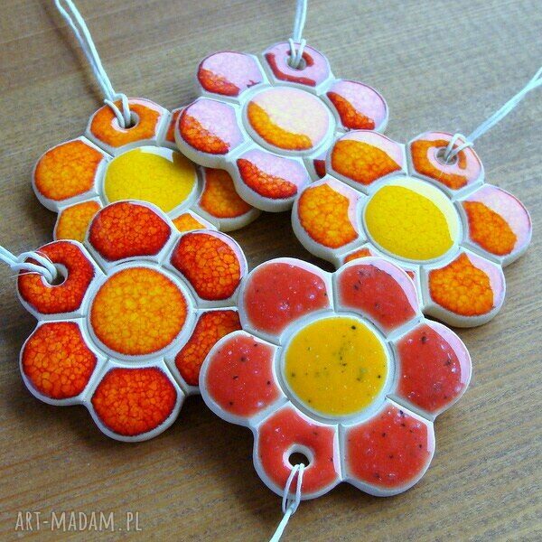 Ceramiczne kwiaty - zestaw 5 kolorowych zawieszek handmade