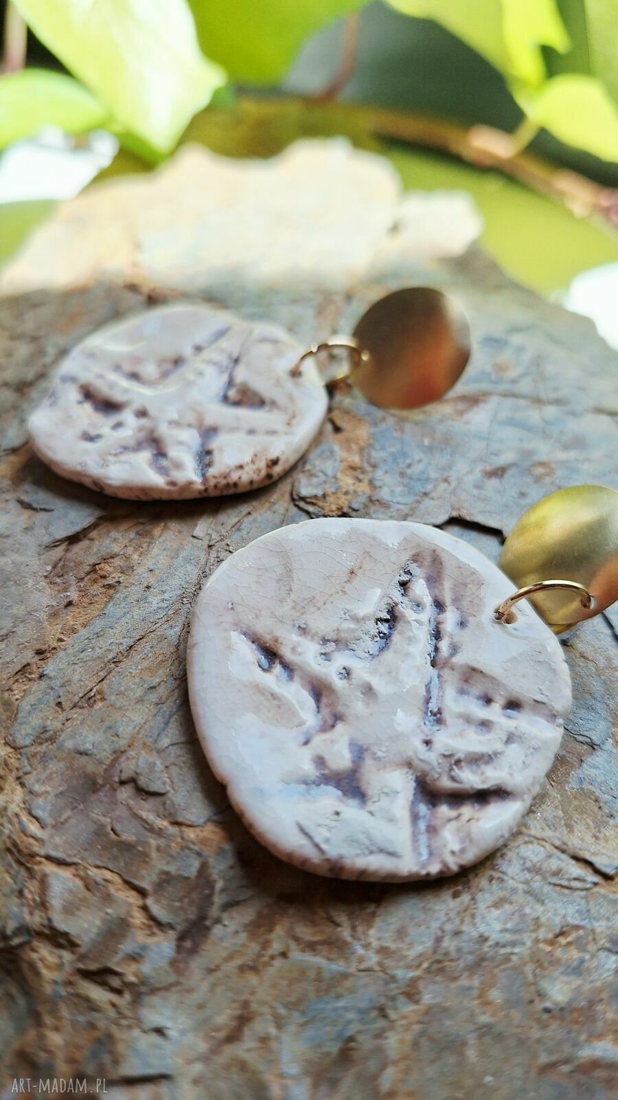Ceramiczne kolczyki z motywem rozgwiazdy - Surowe Boho (mosiądz i ceramika)