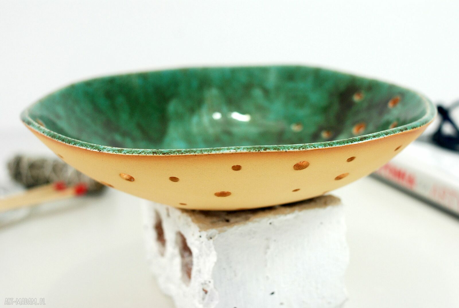 Ceramiczna misa dekoracyjna zielona z motywem liścia