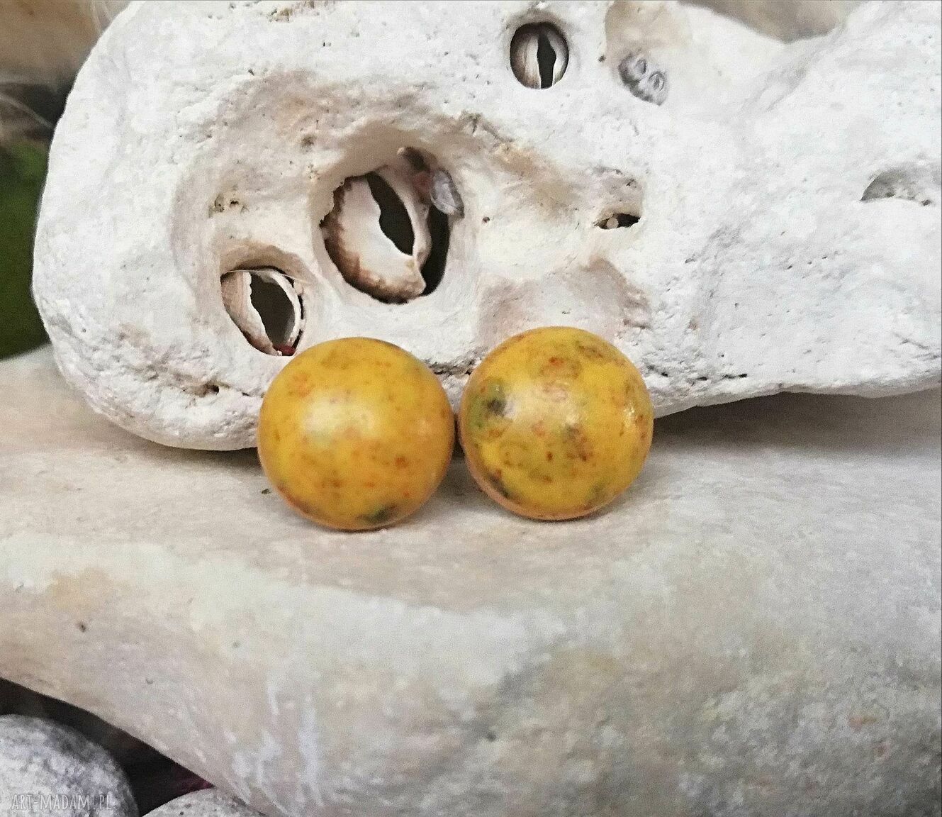 Musztardowe ceramiczne kolczyki sztyfty Gaia ceramika