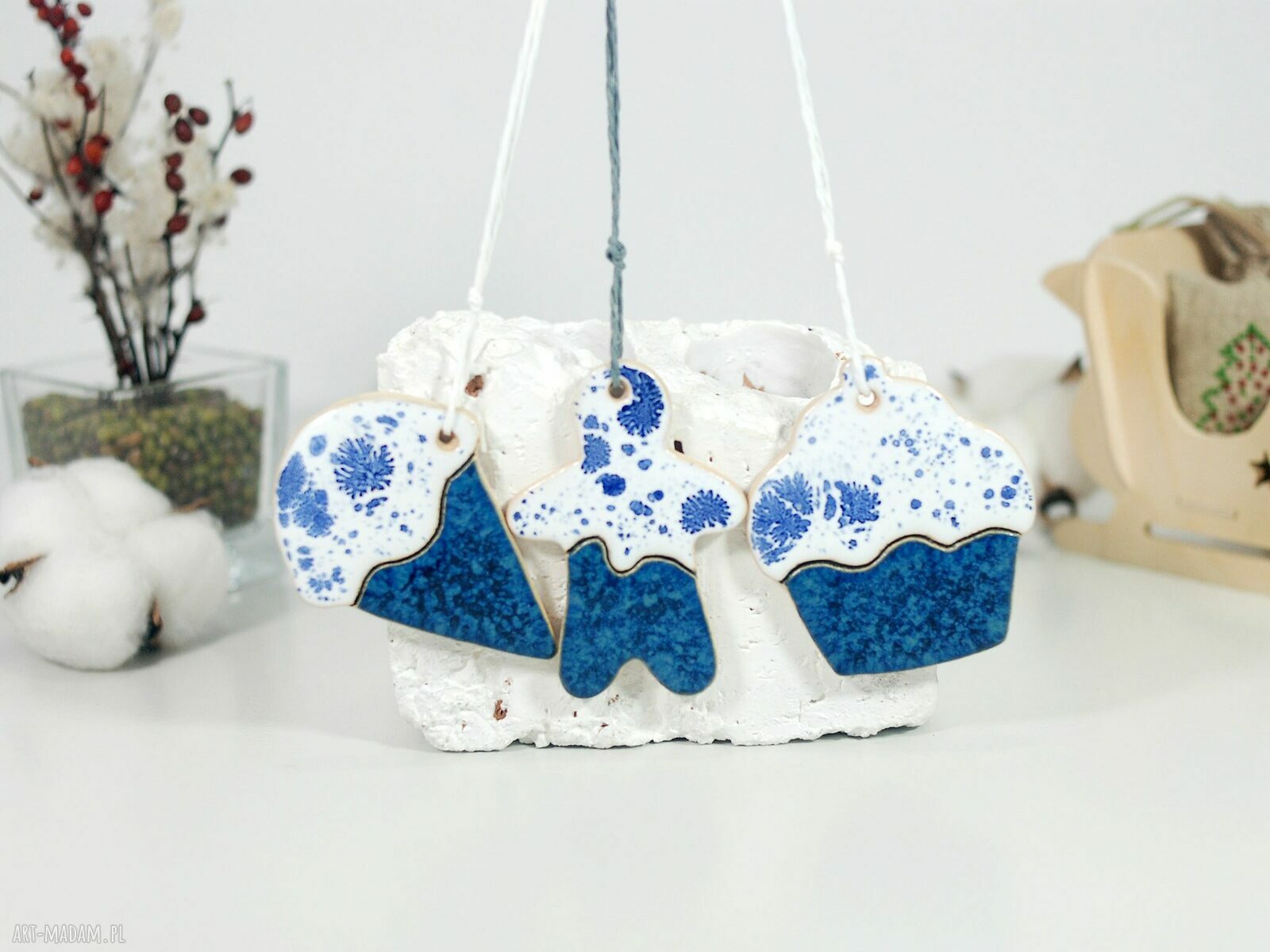 Ceramiczny zestaw choinkowych zawieszek piernikowy ludzik, ciasto i lód