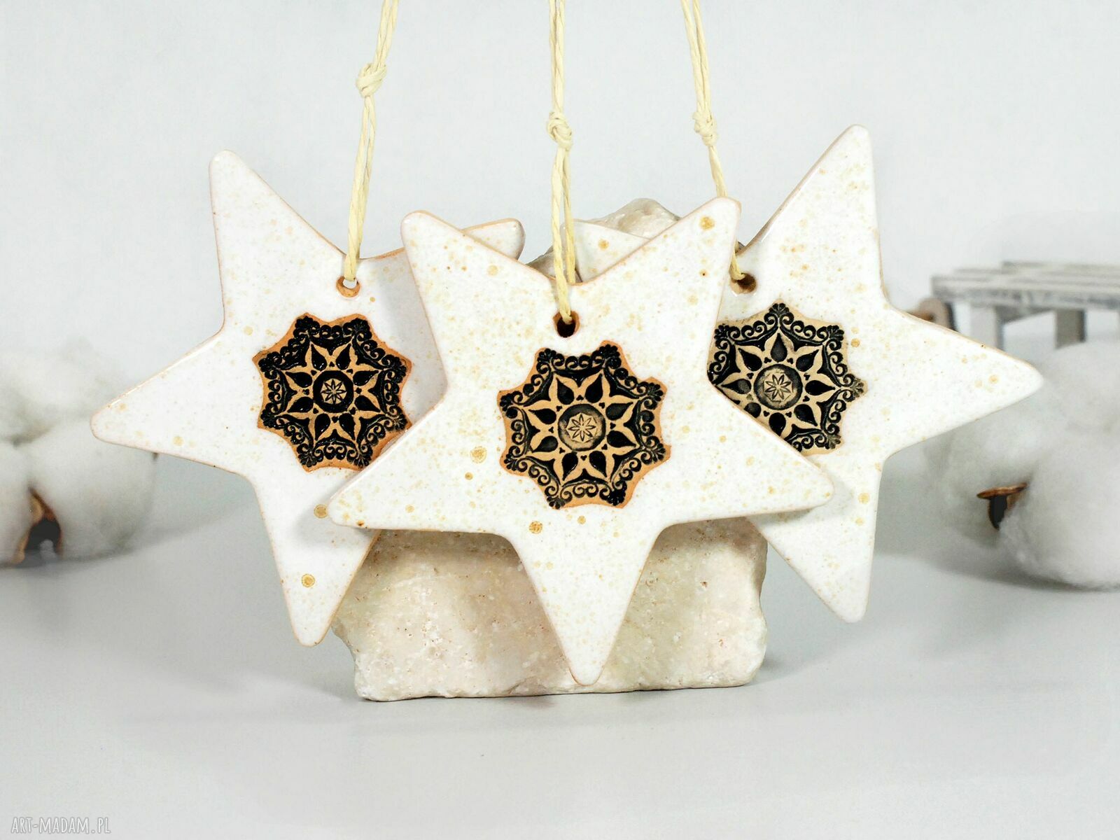 Ręcznie robione ceramiczne gwiazdki na choinkę z mandalą
