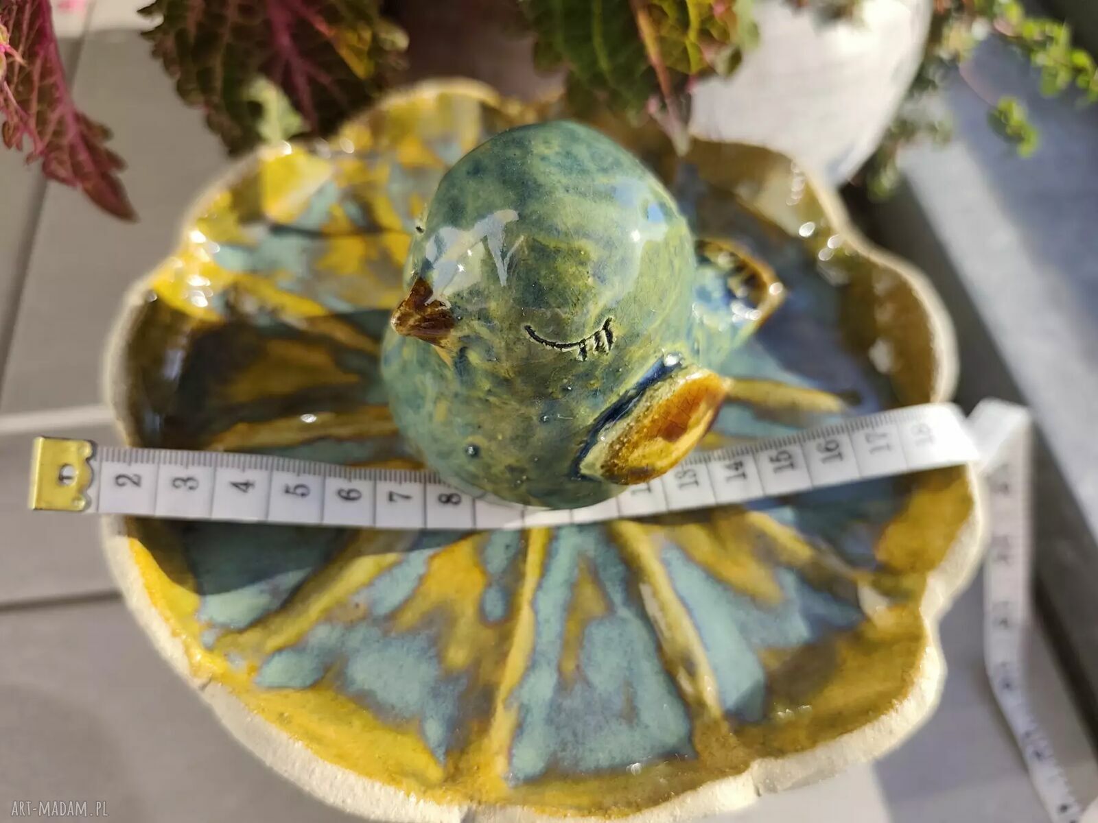 Ręcznie wykonane ceramiczne poidło dla ptaków z wróblem