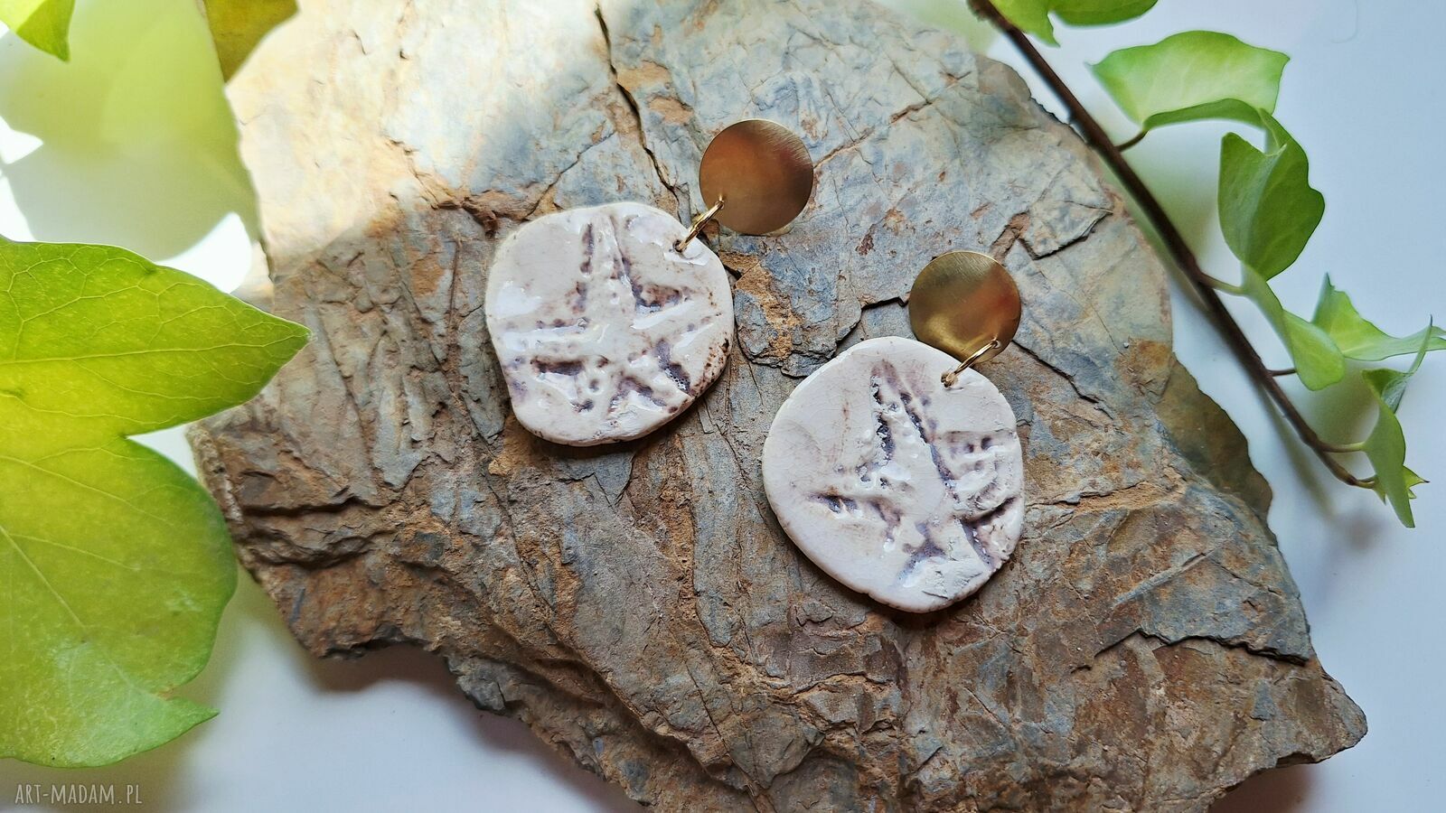 Ceramiczne kolczyki z motywem rozgwiazdy - Surowe Boho (mosiądz i ceramika)
