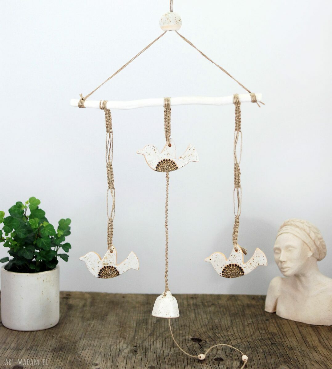 Ceramiczne ptaki w locie - biała ozdoba wisząca do zawieszenia na ścianę boho