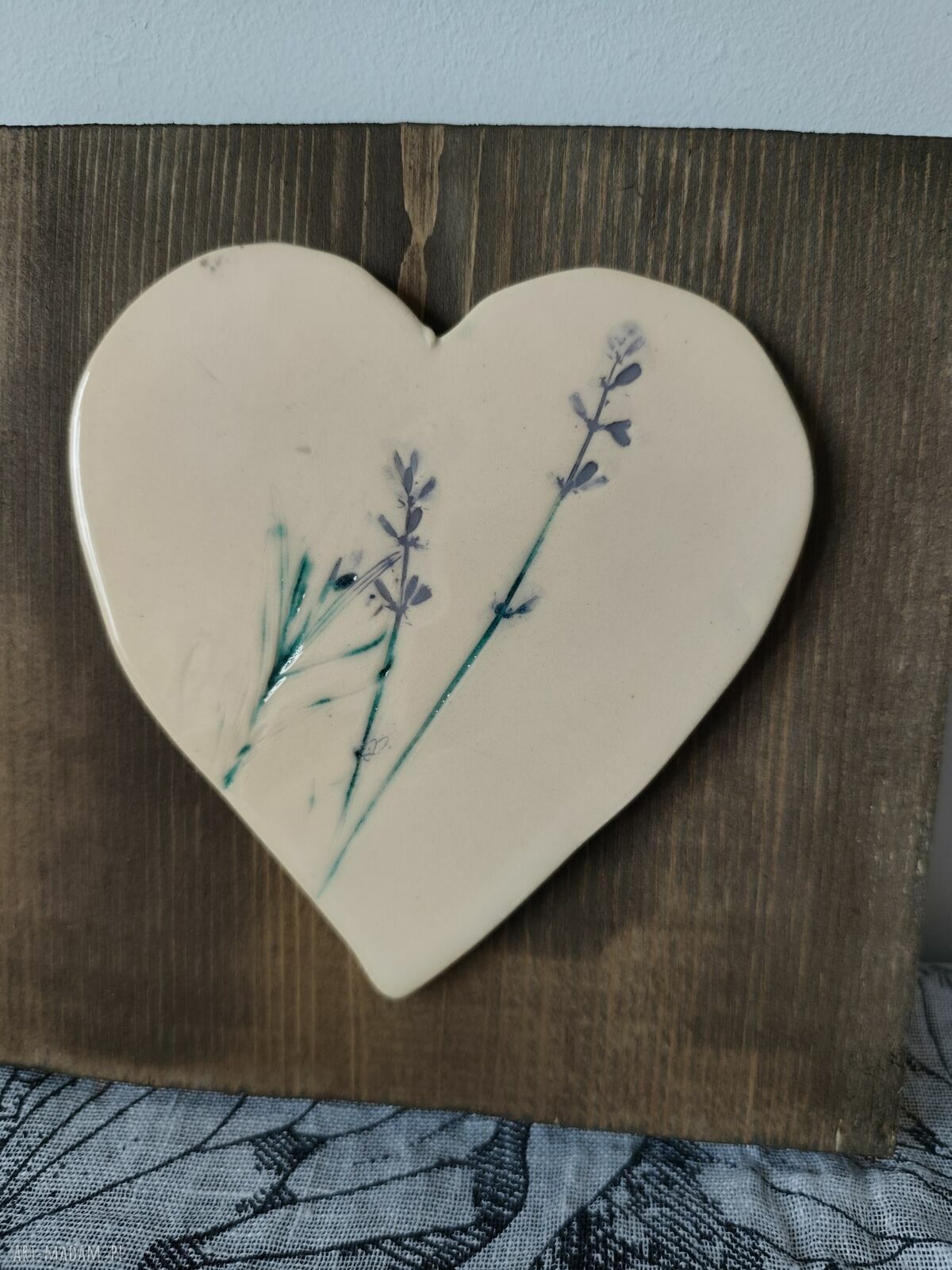 Serce ceramiczne na desce do powieszenia