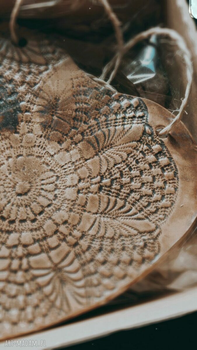 Ceramiczne serce z odciskiem serwetki - wyjątkowy wallhanging do domu