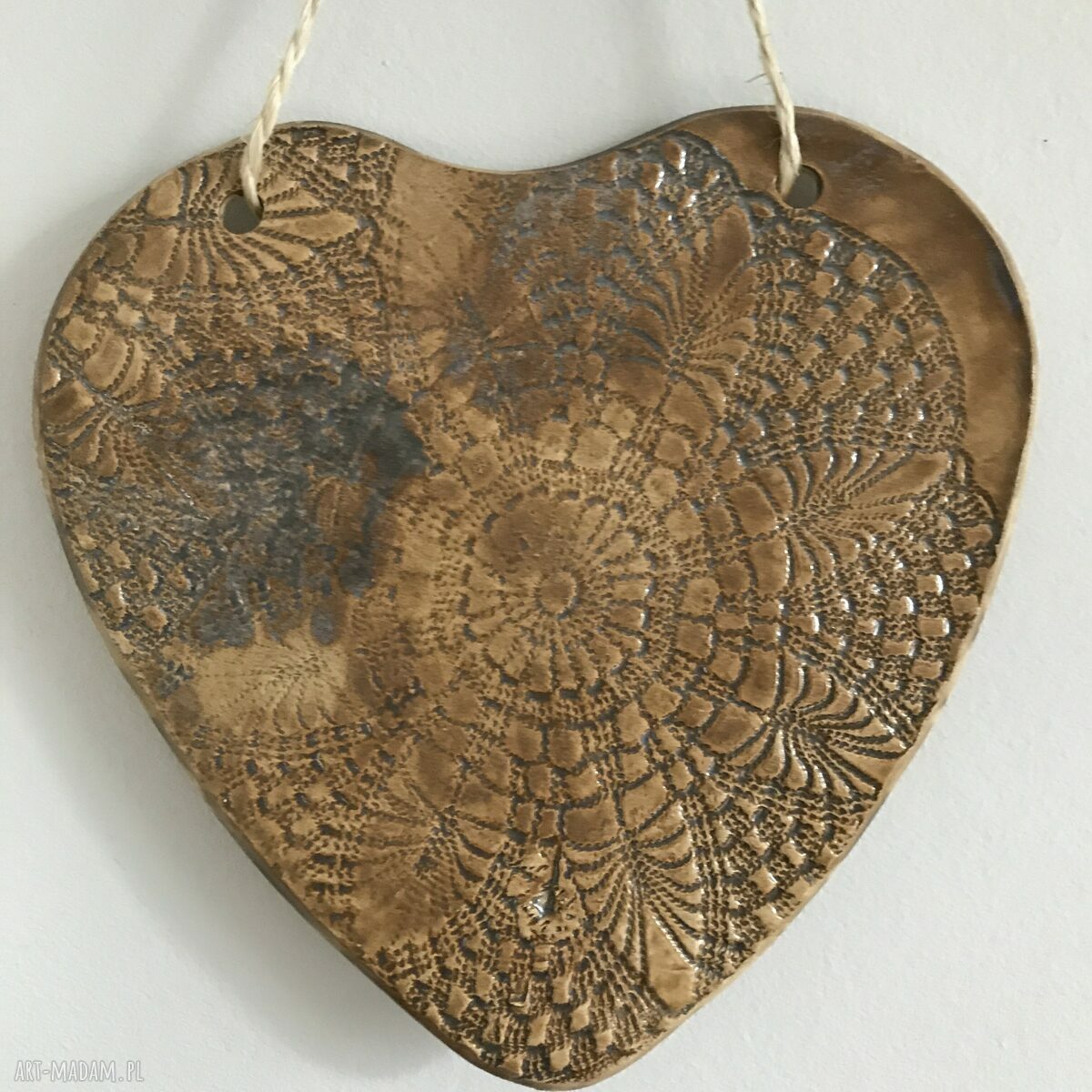 Ceramiczne serce z odciskiem serwetki - wyjątkowy wallhanging do domu