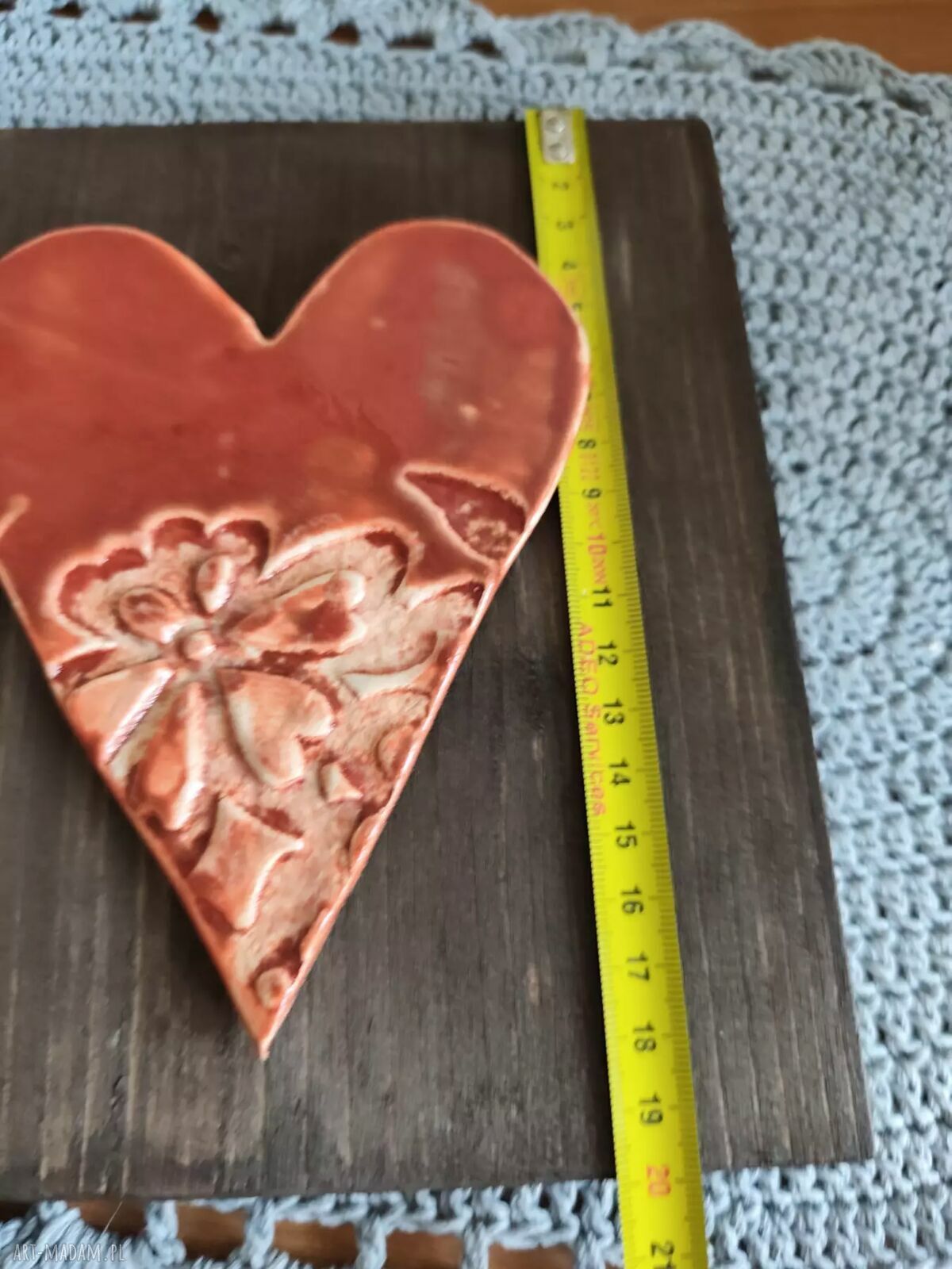 Ręcznie wykonane ceramiczne serce na desce z kwiatowym motywem