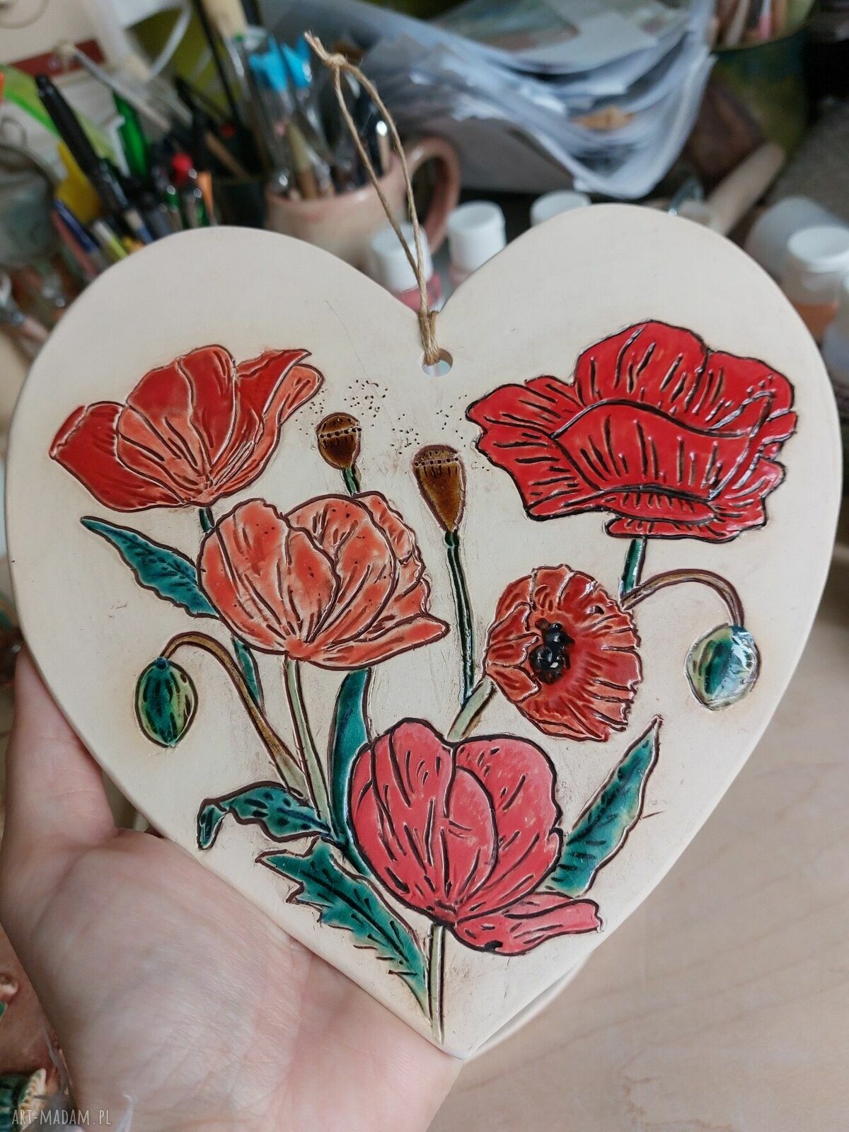 Ceramiczne serce z makami - ręcznie robiona dekoracja na ścianę
