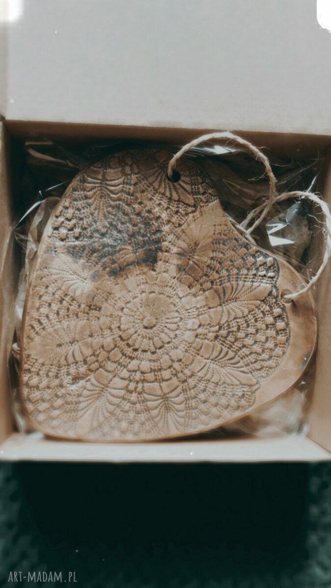 Ceramiczne serce z odciskiem serwetki - wyjątkowy wallhanging do domu